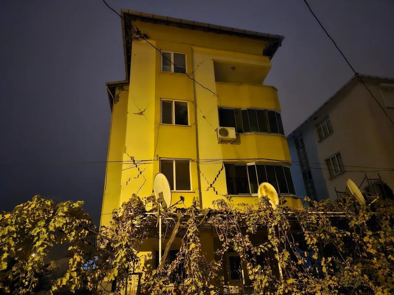 Balıkesir Sındırgı'da deprem! İstanbul ve İzmir'de de hissedildi