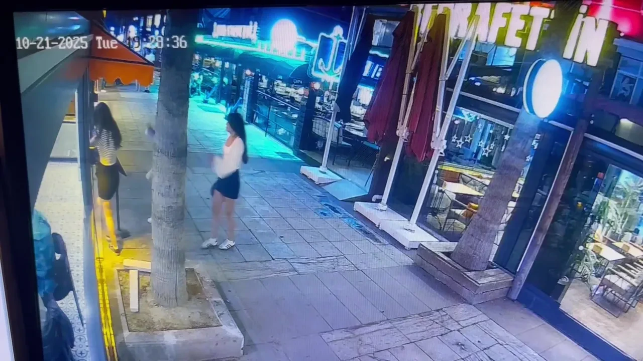 Bu kafeye gelenler cam kapıya tosluyor! Garip anlar kamerada 