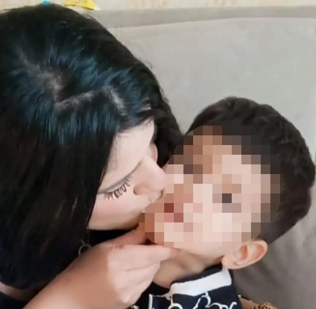 Çocuklarının gözü önünde boğazını kesti! Engelli kalan anne çocuklarını geri istiyor