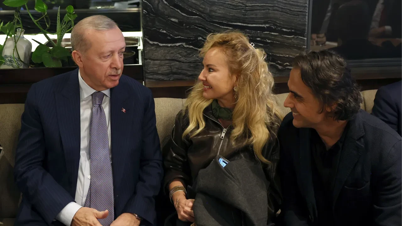 Cumhurbaşkanı Erdoğan'dan kafeye sürpriz ziyaret: Vatandaşlarla sohbet etti