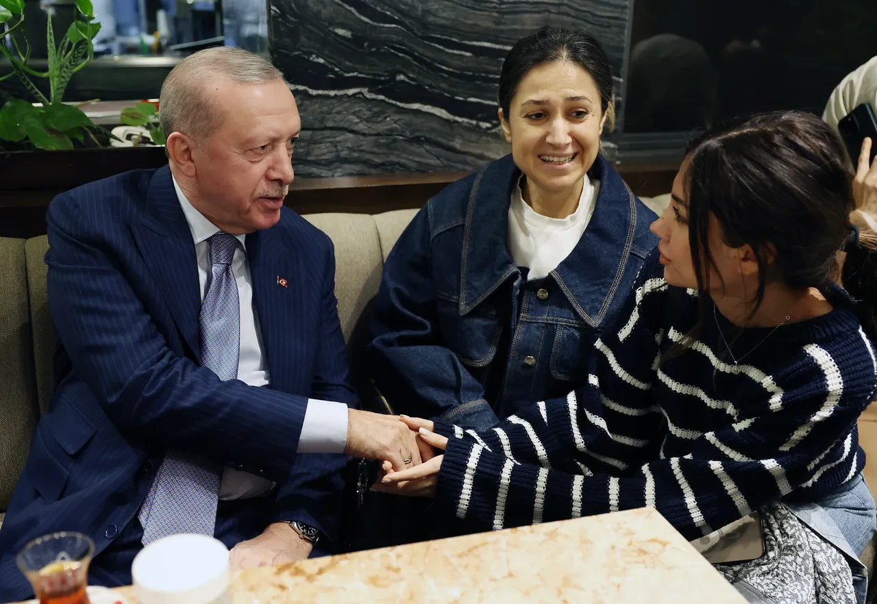 Cumhurbaşkanı Erdoğan'dan kafeye sürpriz ziyaret: Vatandaşlarla sohbet etti