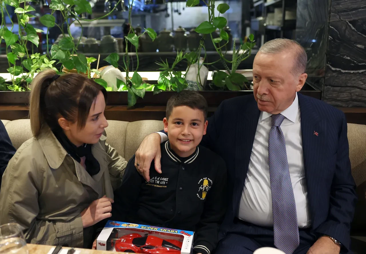 Cumhurbaşkanı Erdoğan'dan kafeye sürpriz ziyaret: Vatandaşlarla sohbet etti