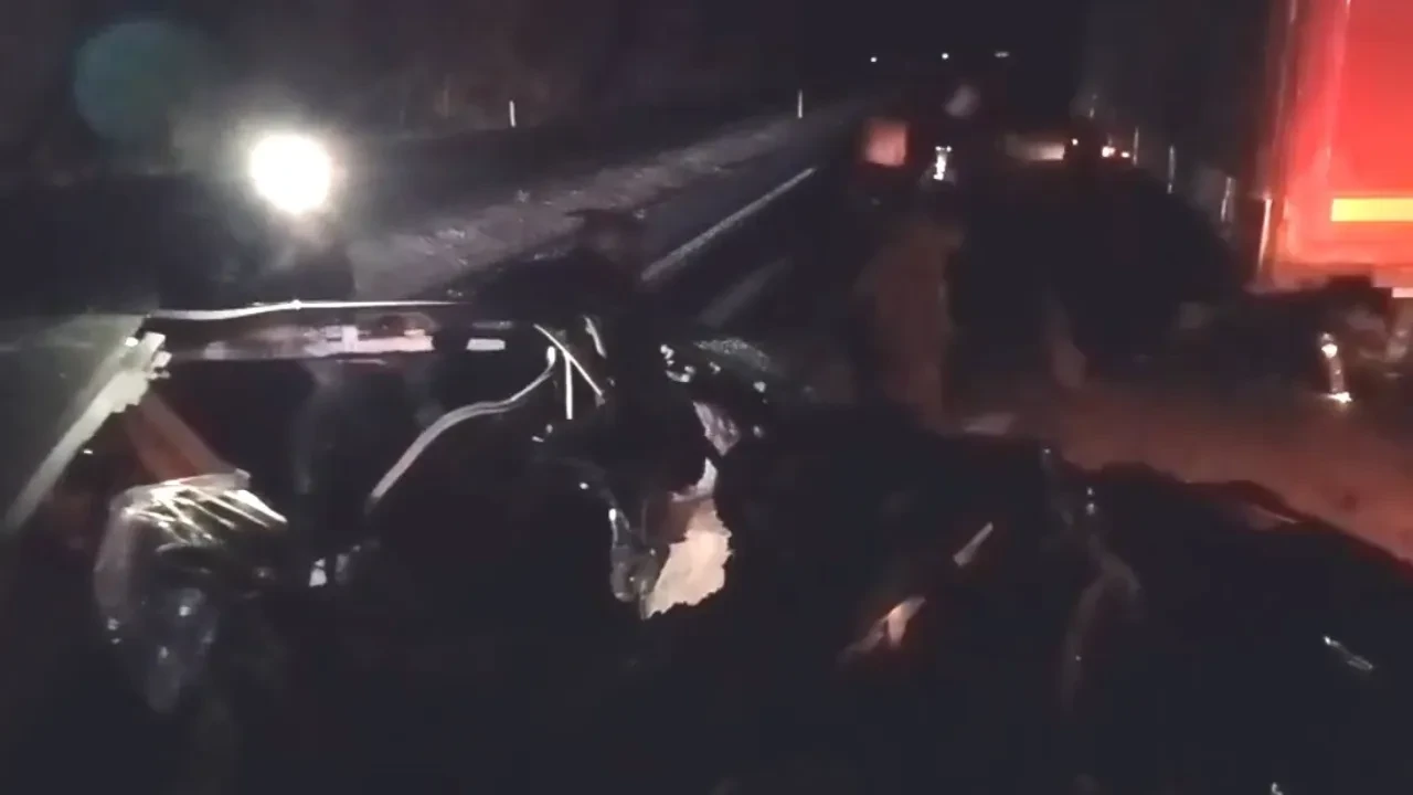 Erzincan-Erzurum karayolunda feci kaza! Otomobil demir yığınına döndü