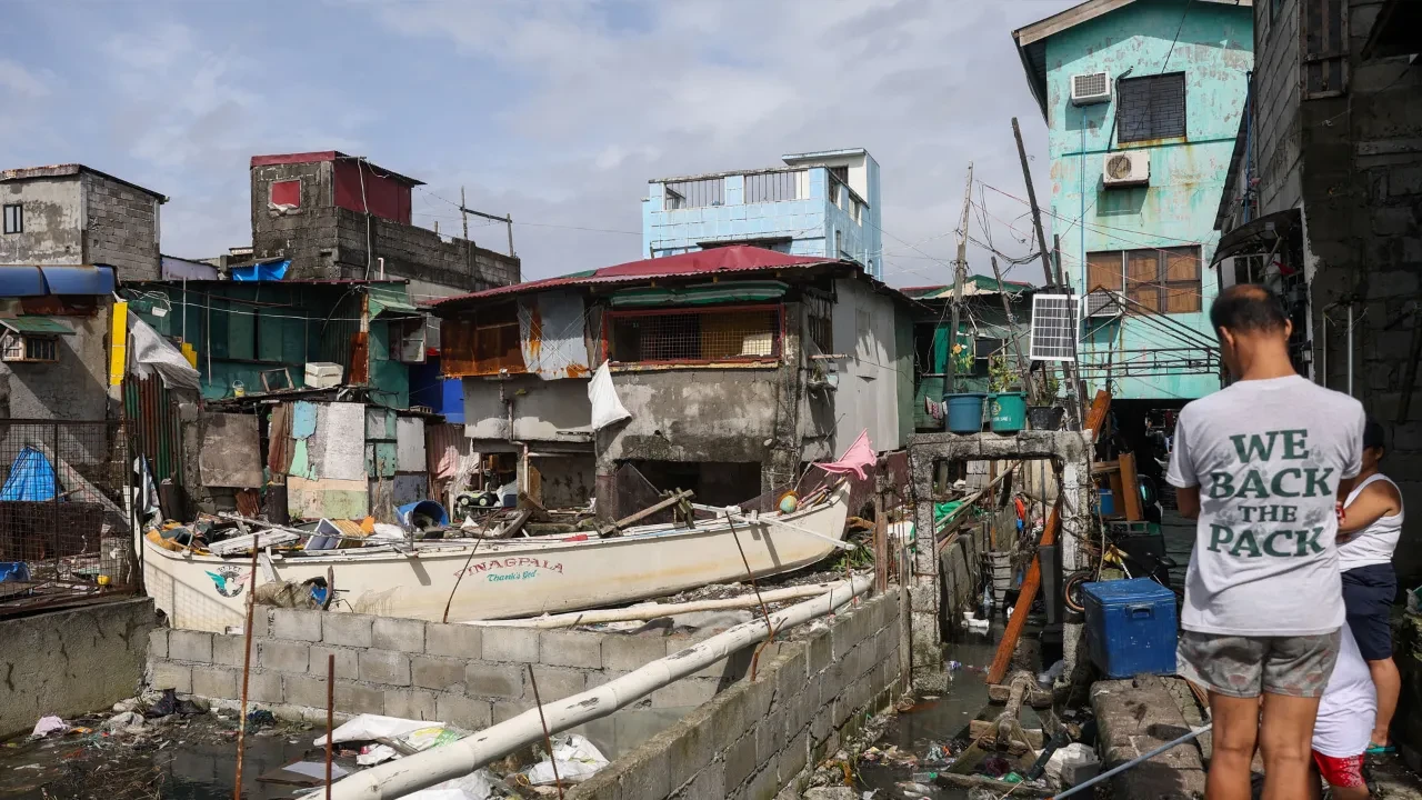 Felaketlerin peş peşe geldiği Filipinler'de Süper Tayfun Fung-wong da ölümlere neden oldu