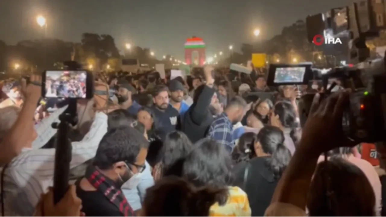 Hava kirliliği insanları sokaklara döktü: Dünyaya gel, nefes al, öl!