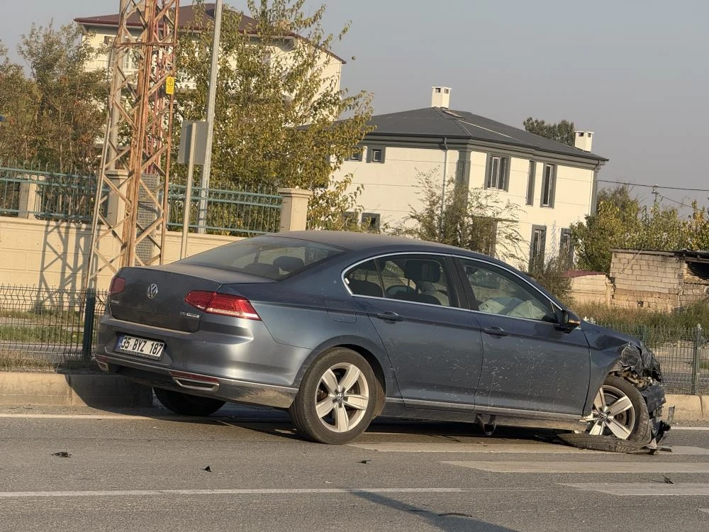 Iğdır'da kavşakta maddi hasarlı kaza