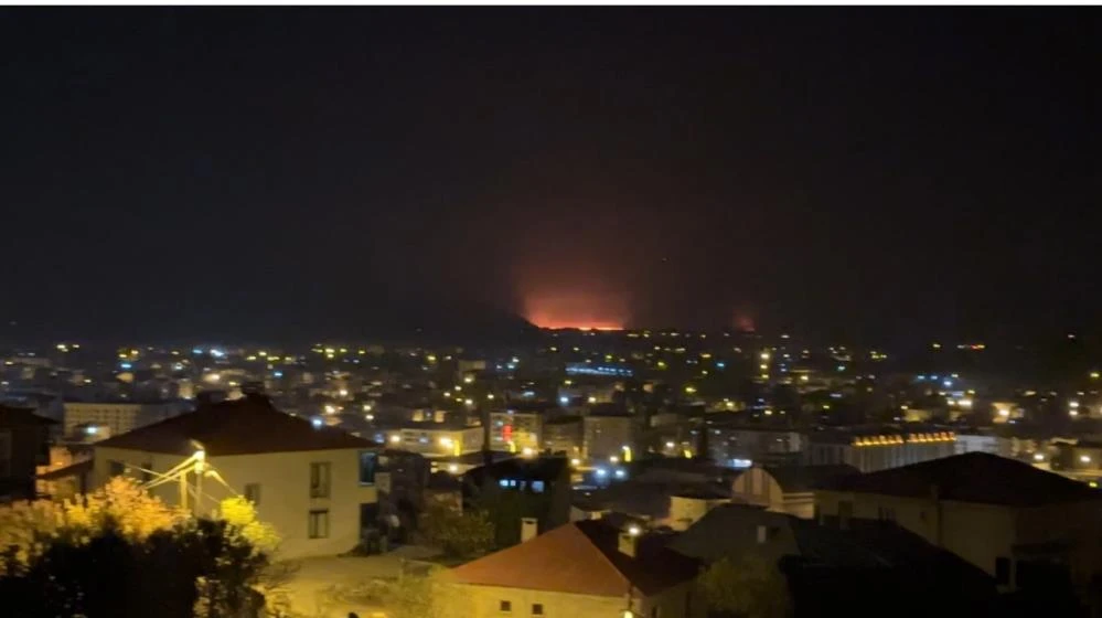 Yüksekova Nehil Sazlığı yanıyor alevler ilçe merkezinden görülüyor