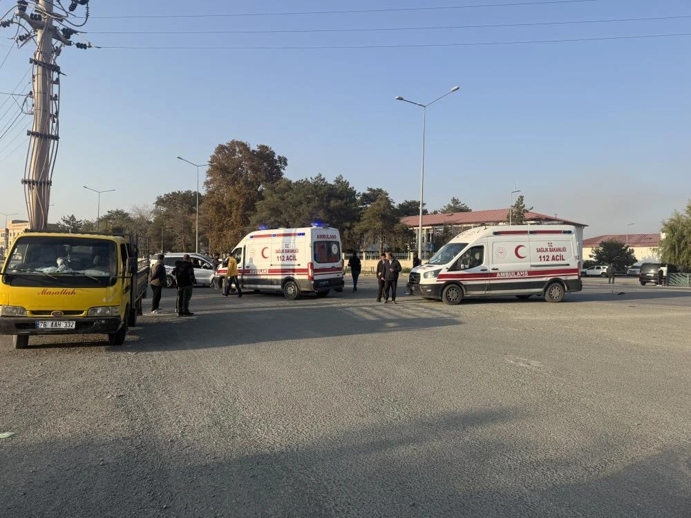 Iğdır'da kavşakta maddi hasarlı kaza
