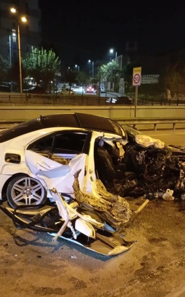 Bursa'da zincirleme kaza otomobil minibüse çarptı 6 kişi yaralandı