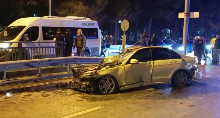 Bursa'da zincirleme kaza otomobil minibüse çarptı 6 kişi yaralandı