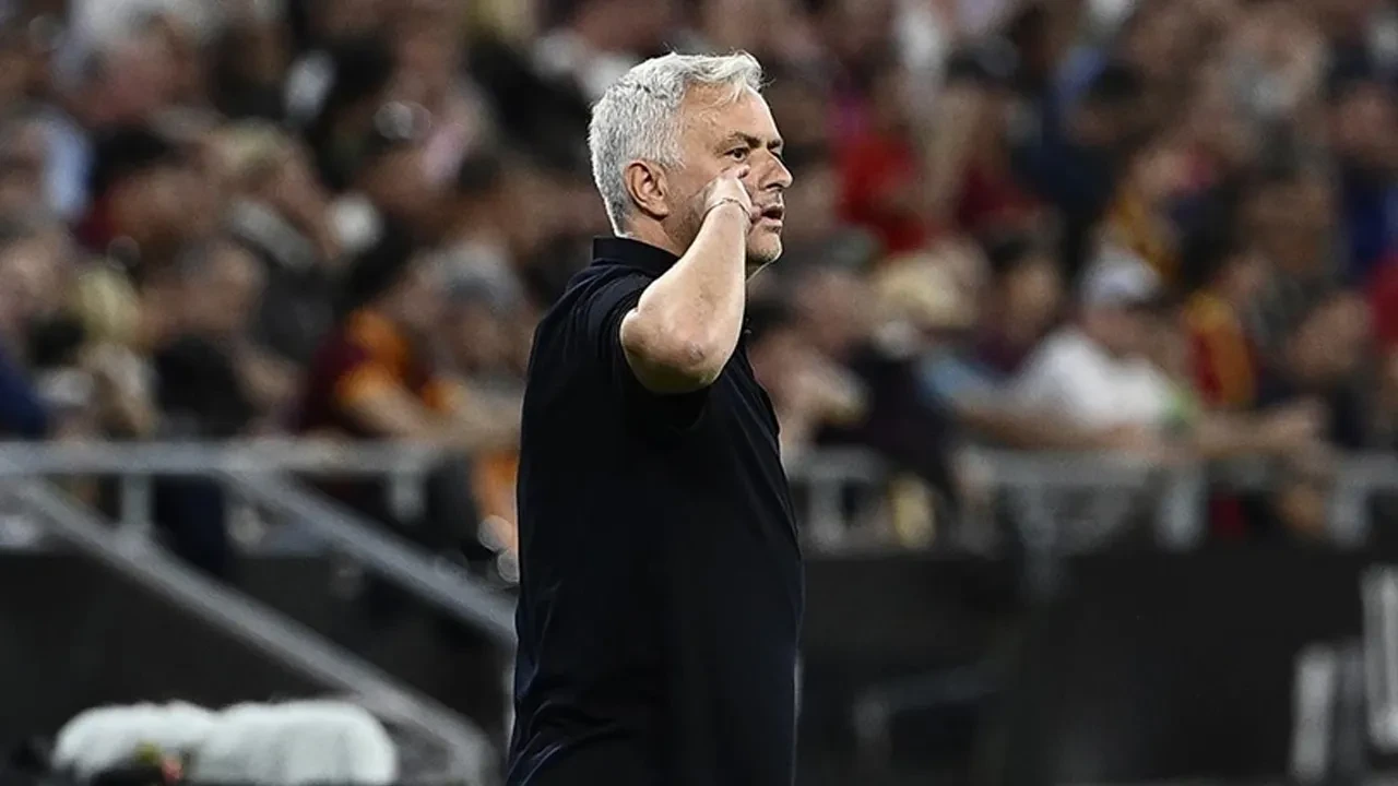 Jose Mourinho sinirlerine hakim olamadı! Hakemin üzerine yürüdü, peşini bırakmadı