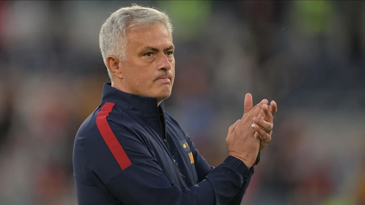 Jose Mourinho sinirlerine hakim olamadı! Hakemin üzerine yürüdü, peşini bırakmadı