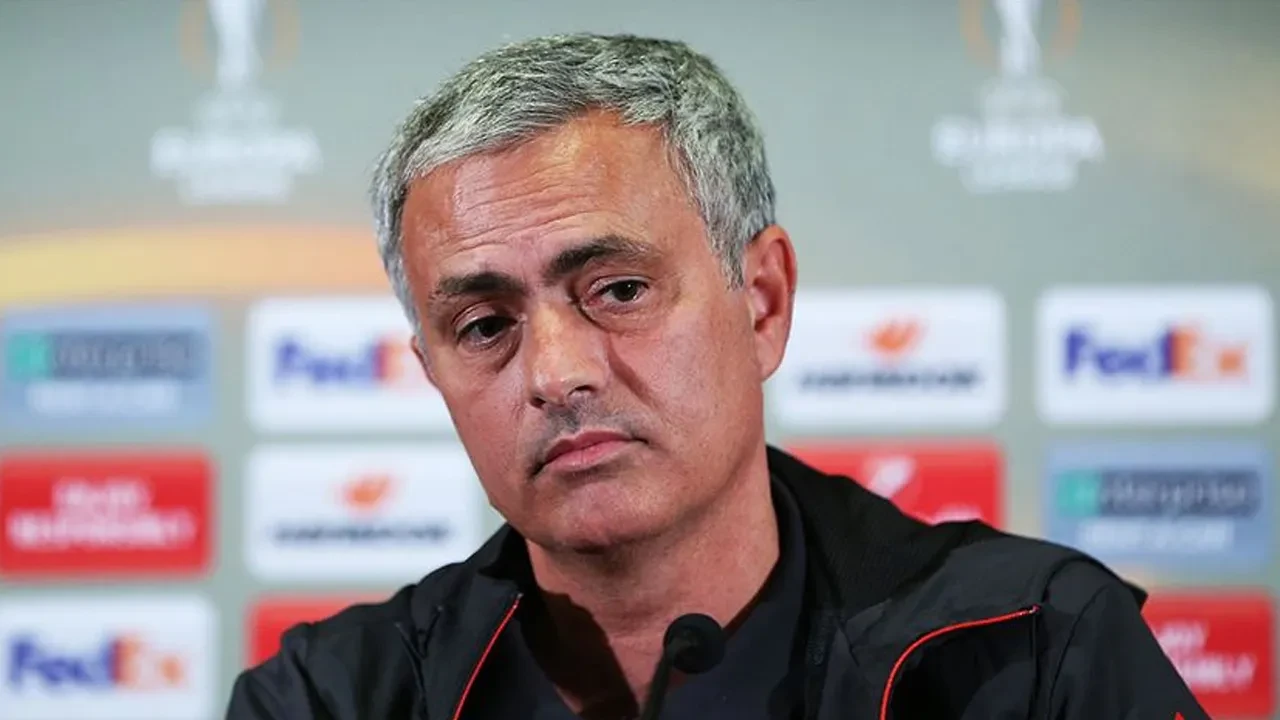 Jose Mourinho sinirlerine hakim olamadı! Hakemin üzerine yürüdü, peşini bırakmadı