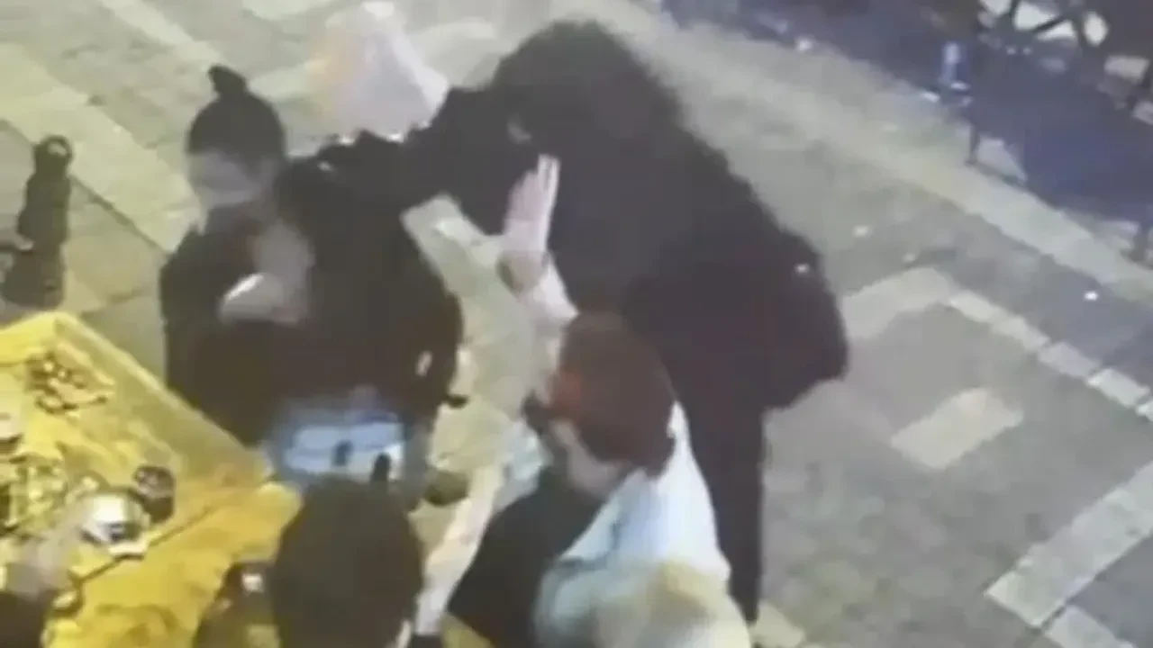 Kadıköy'de dehşet anlarının görüntüsü ortaya çıktı: Genç kadının yüzünü böyle yaktı!