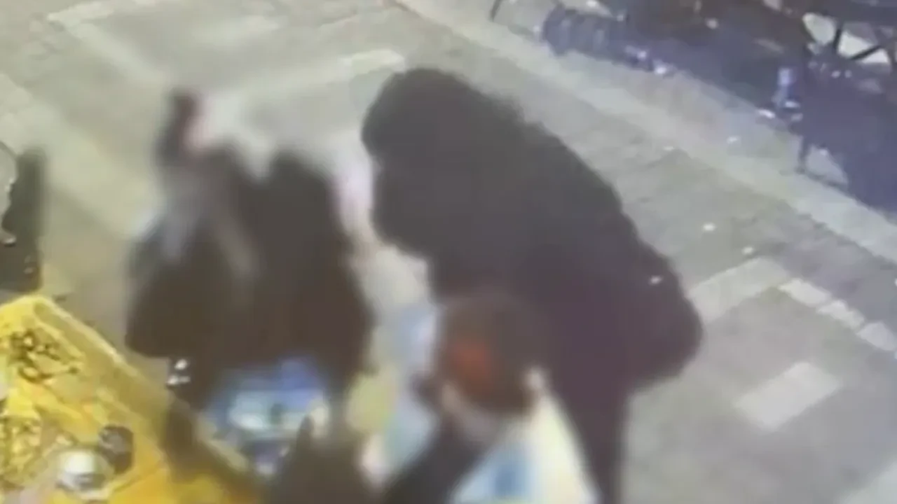 Kadıköy'de korkunç saldırı! Eğlence mekanı önünde kadına yanıcı madde döküp yaktı