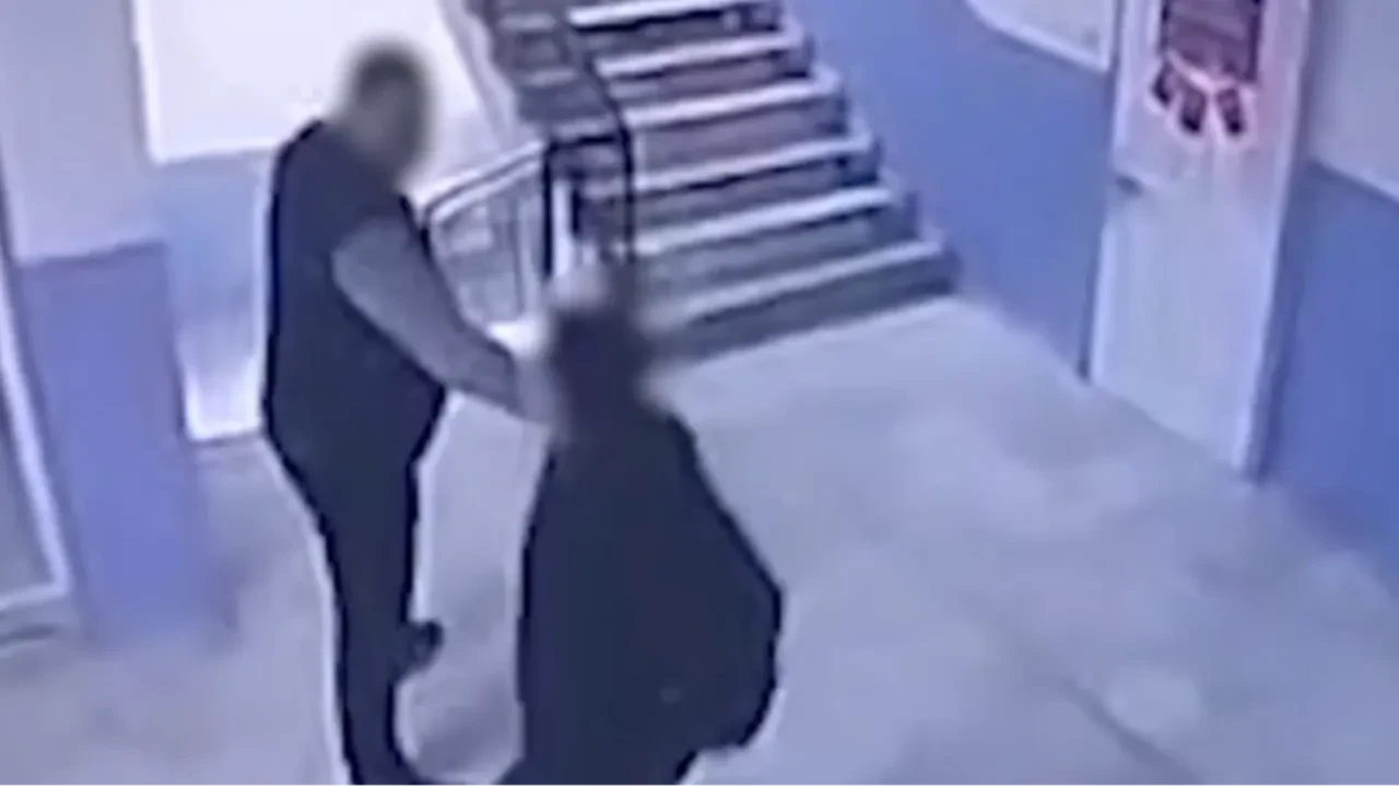 Karşısına çıkan öğrenciyi merdivenden aşağı fırlattı! Kaymakamlık harekete geçti
