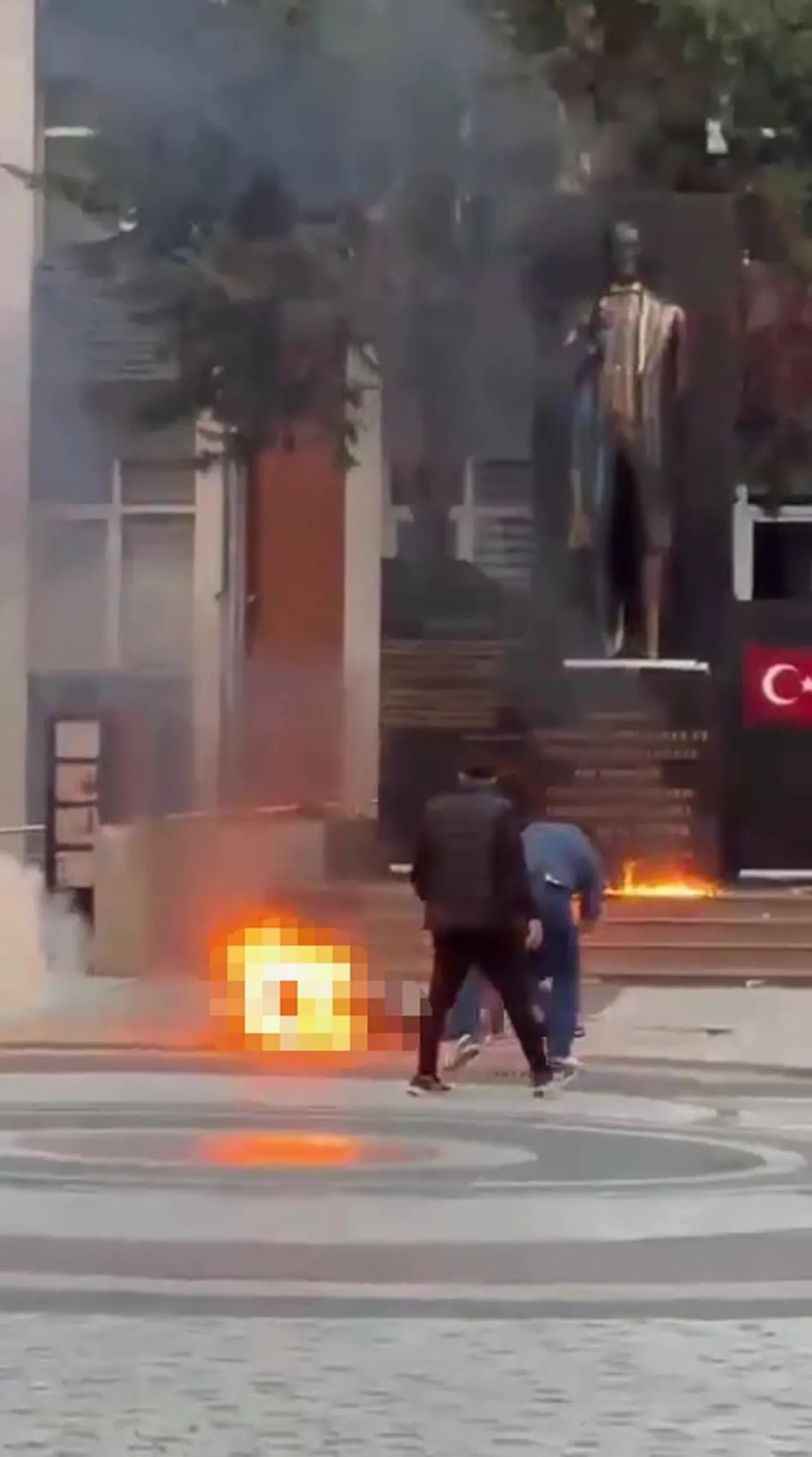 Kaymakamlık önünde dehşet! Kendini ateşe verdi