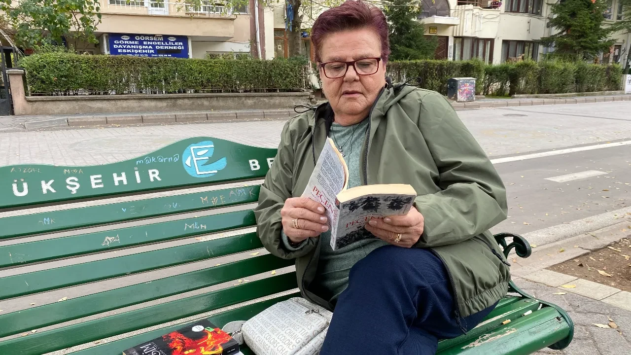 “Kitap okuyamıyorum” diyenlere ders gibi…66 yaşında, tek gözü görmüyor ama her gün 300 sayfa okuyor