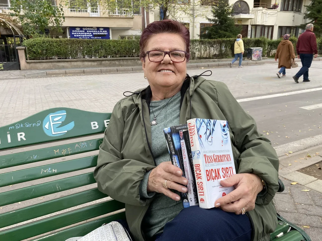 “Kitap okuyamıyorum” diyenlere ders gibi…66 yaşında, tek gözü görmüyor ama her gün 300 sayfa okuyor