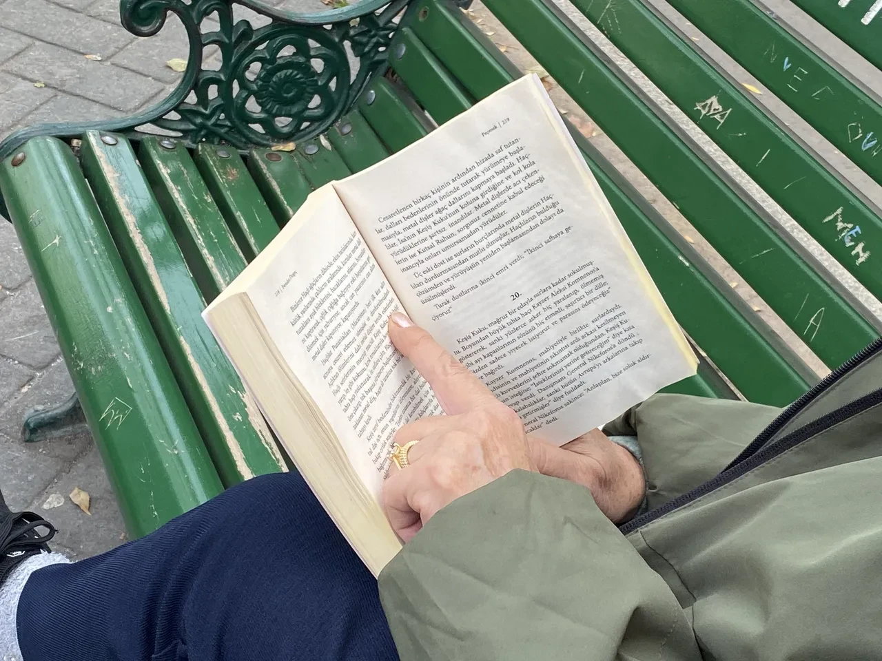 “Kitap okuyamıyorum” diyenlere ders gibi…66 yaşında, tek gözü görmüyor ama her gün 300 sayfa okuyor