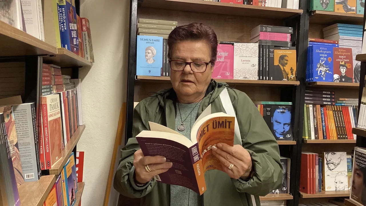 “Kitap okuyamıyorum” diyenlere ders gibi…66 yaşında, tek gözü görmüyor ama her gün 300 sayfa okuyor