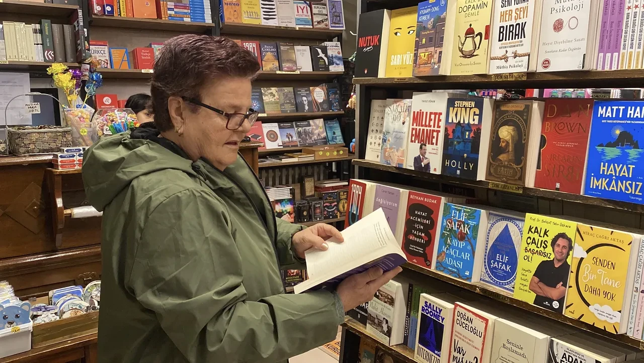 “Kitap okuyamıyorum” diyenlere ders gibi…66 yaşında, tek gözü görmüyor ama her gün 300 sayfa okuyor