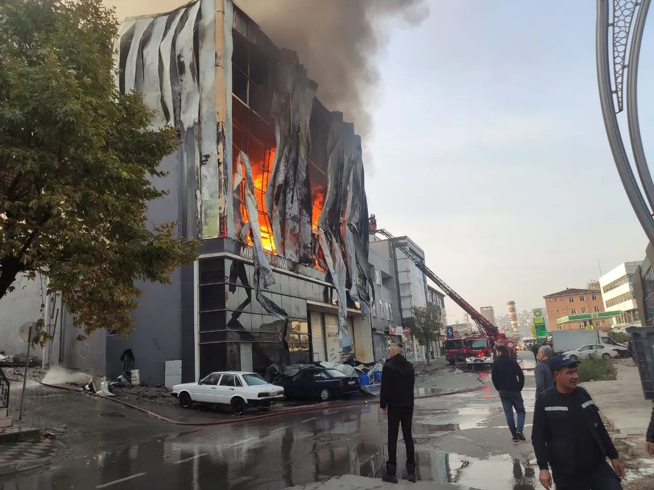 Kocaeli'deki yangın faciasında ölen işçilerden geri bu görüntüler kaldı! Düğün için eğlendikleri tesiste can verdiler