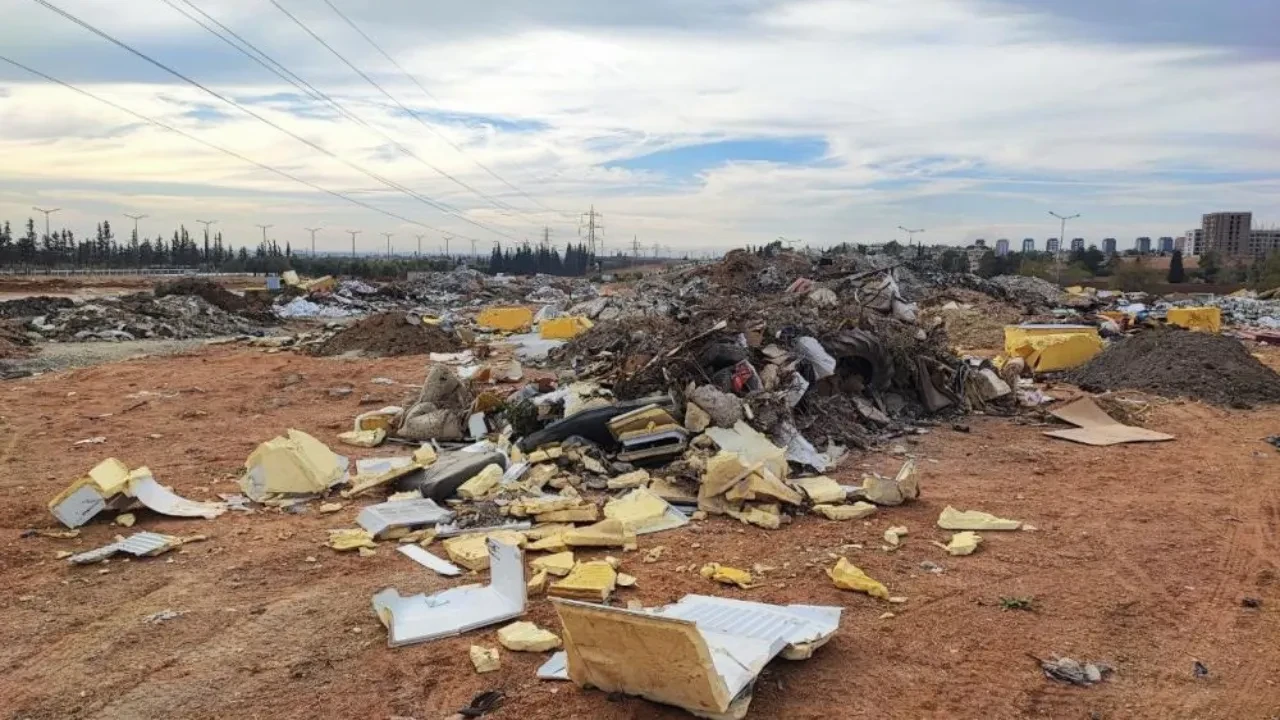 Koskoca alan çöplüğe dönüştü! Mahalleli yetkililere seslendi