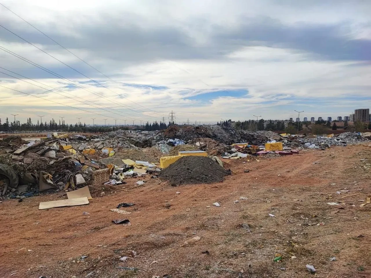 Koskoca alan çöplüğe dönüştü! Mahalleli yetkililere seslendi