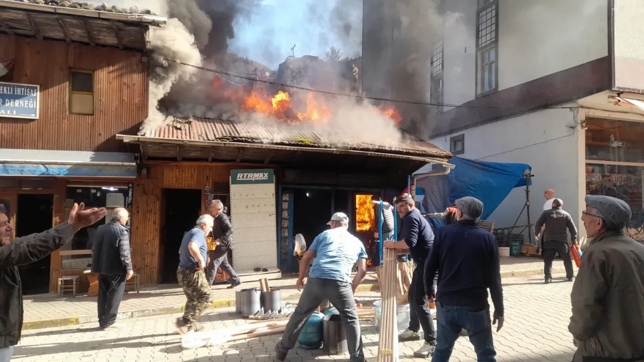 Mahalleli yangını söndürmek için seferber oldu! Kalaycı dükkanı alev alev yandı