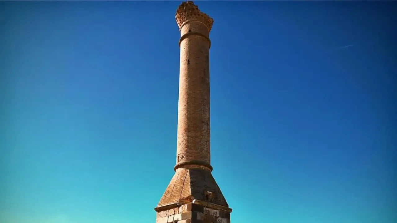 Mescidi yandı minaresi 200 yıldır sapa sağlam!