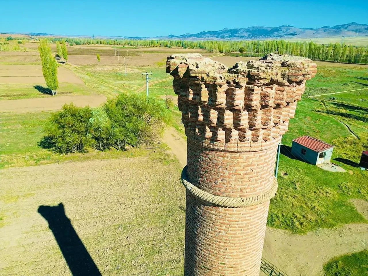 Mescidi yandı minaresi 200 yıldır sapa sağlam!