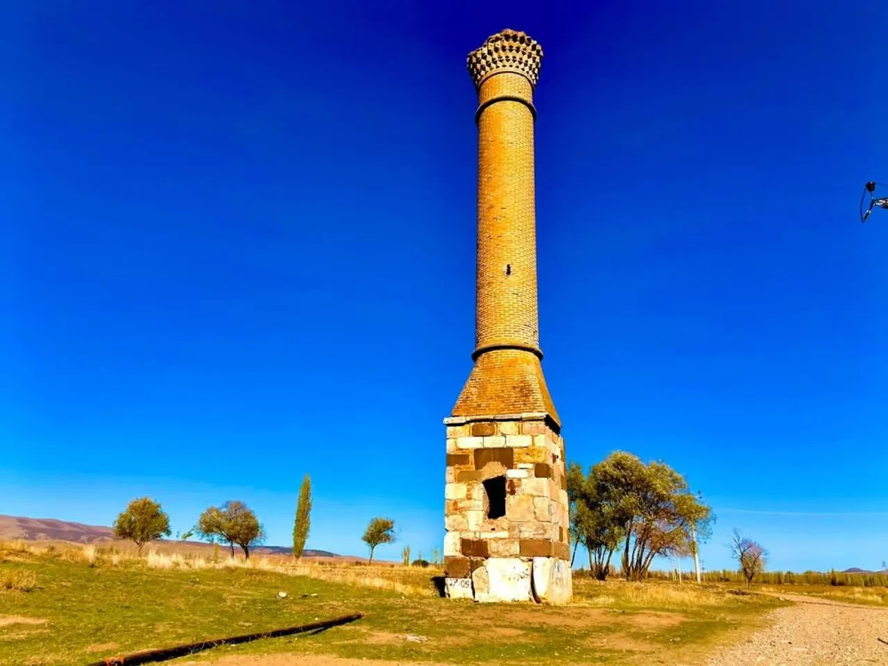 Mescidi yandı minaresi 200 yıldır sapa sağlam!