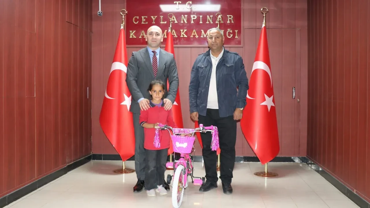 Minik kızın bayrak sevgisi gururlandırdı! O anlar kamerada