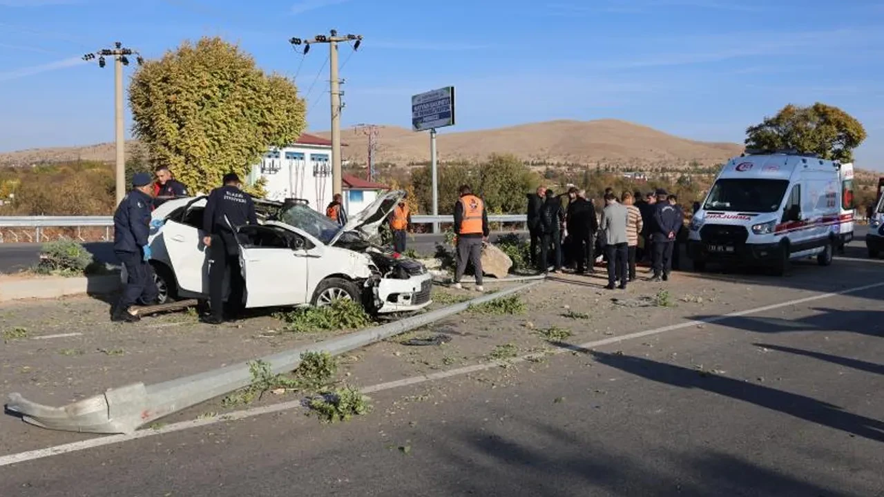 Önce direğe sonra ağaca çarptı! Feci kaza 2’i ağır çok sayıda yaralı var