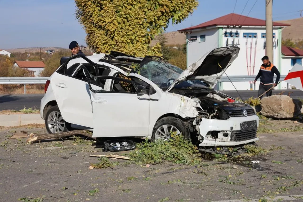 Önce direğe sonra ağaca çarptı! Feci kaza 2’i ağır çok sayıda yaralı var