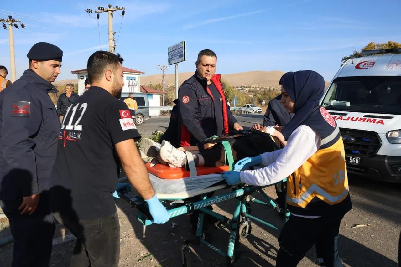 Önce direğe sonra ağaca çarptı! Feci kaza 2’i ağır çok sayıda yaralı var