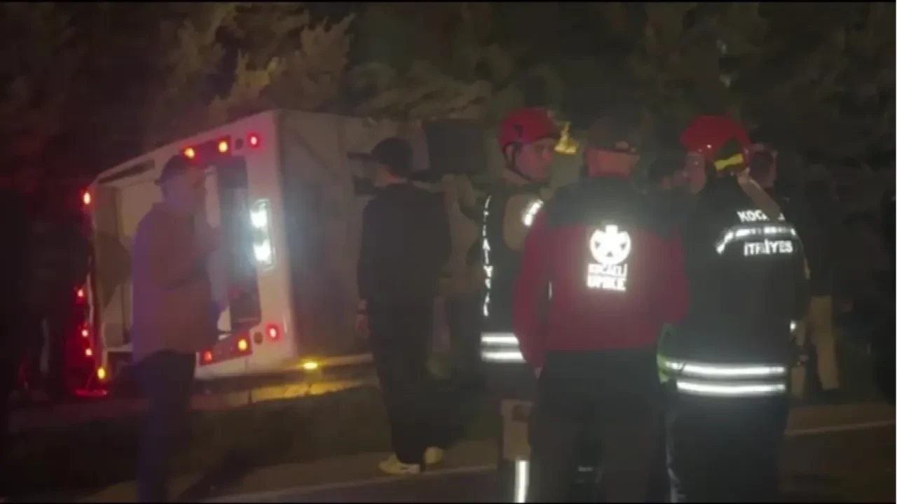 Otomobil ile işçi servisi çarpıştı: 8 kişi yaralı