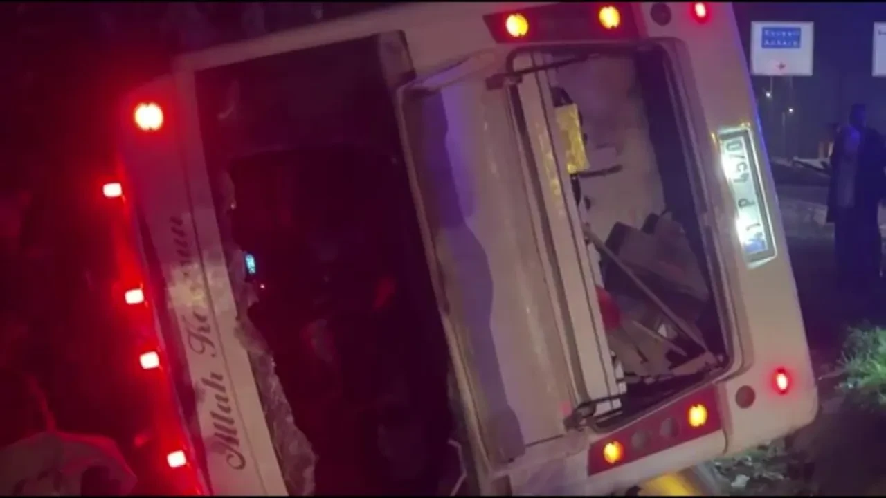 Otomobil ile işçi servisi çarpıştı: 8 kişi yaralı