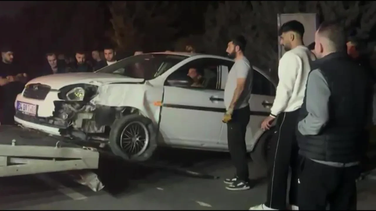 Otomobil ile işçi servisi çarpıştı: 8 kişi yaralı