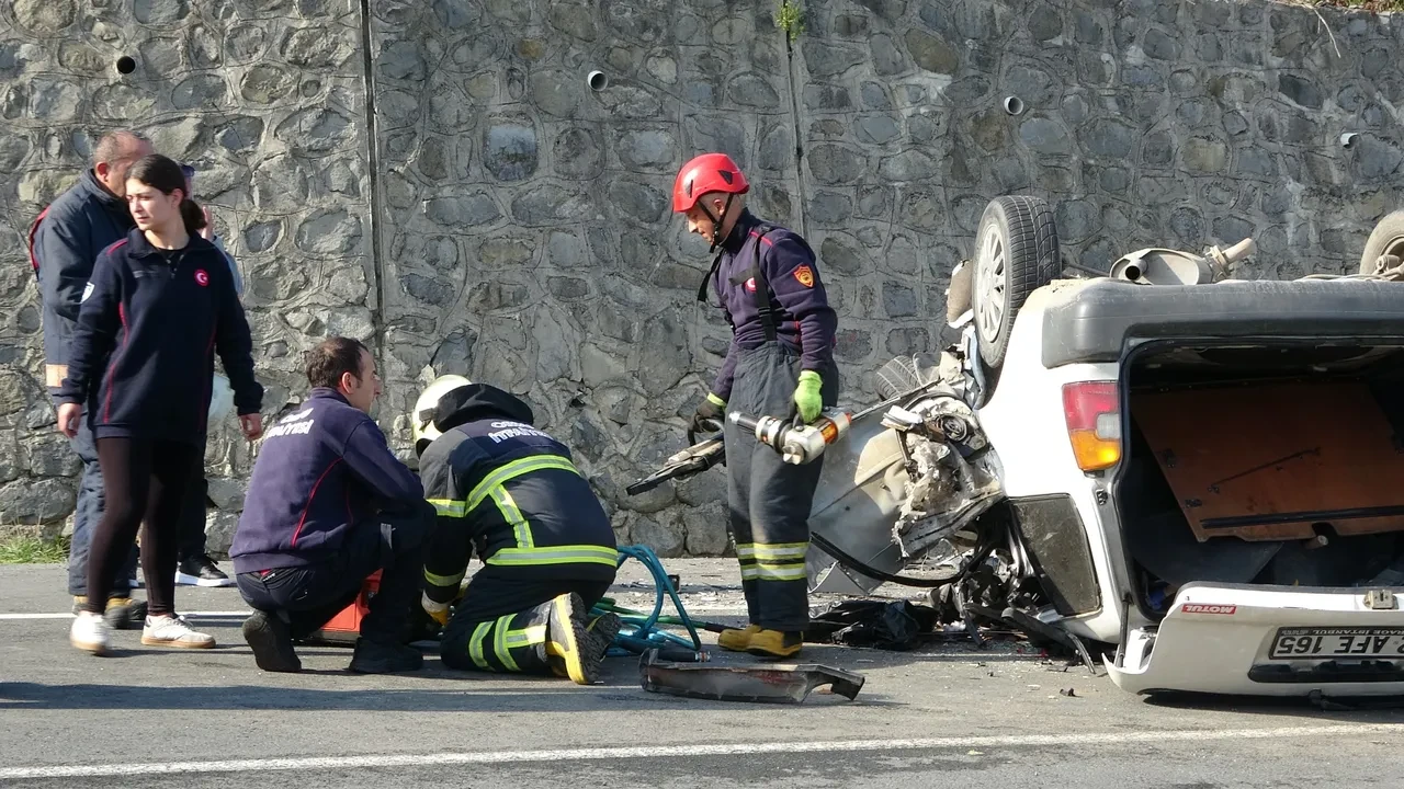Otomobil ile kamyonet birbirine girdi! Talihsiz kaza baba ve oğlunu ayırdı
