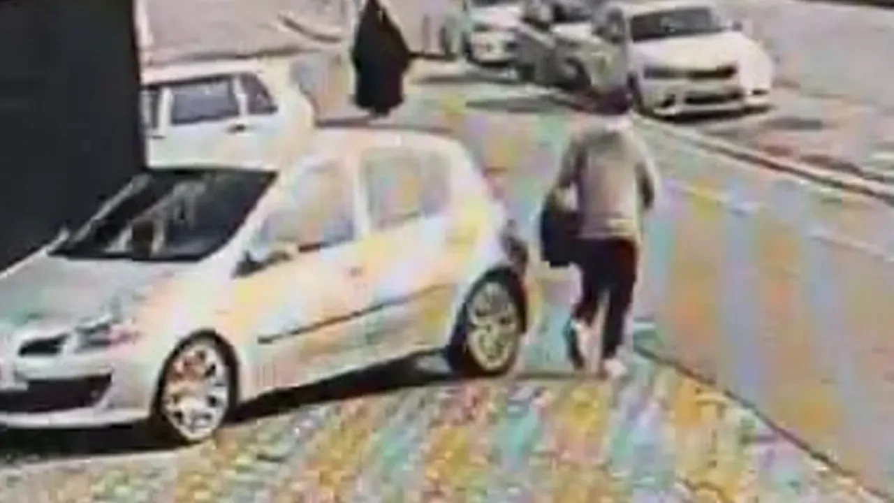 Park halindeki aracı çizdi, elini kolunu sallaya sallaya gitti