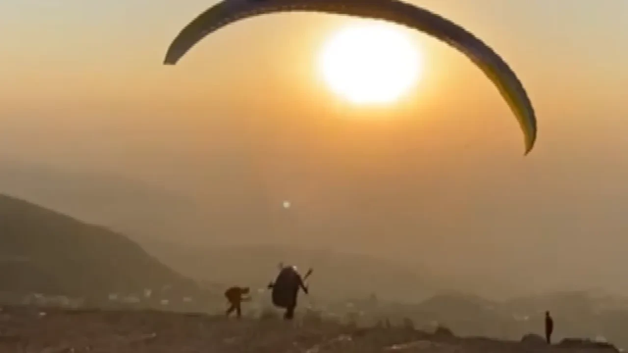 Renkli festivalde dehşete düşüren anlar! Paraşütçü kayaya çarptı