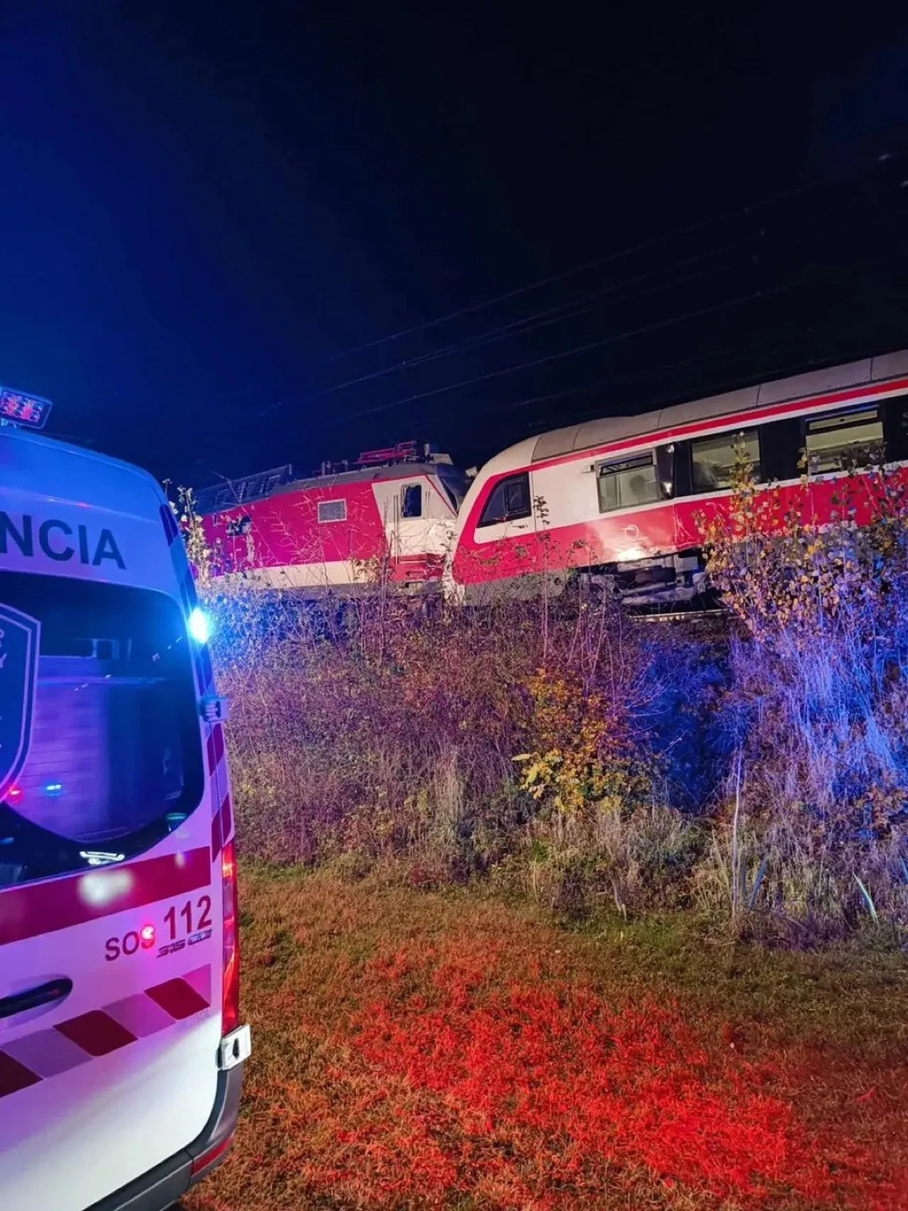 Slovakya'da iki tren çarpıştı: Onlarca yolcu yaralı