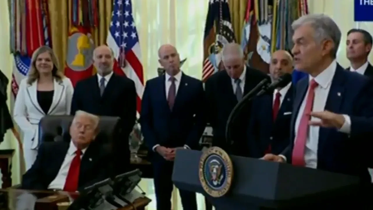 Uykuya direnmeye çalışan Trump alay konusu oldu