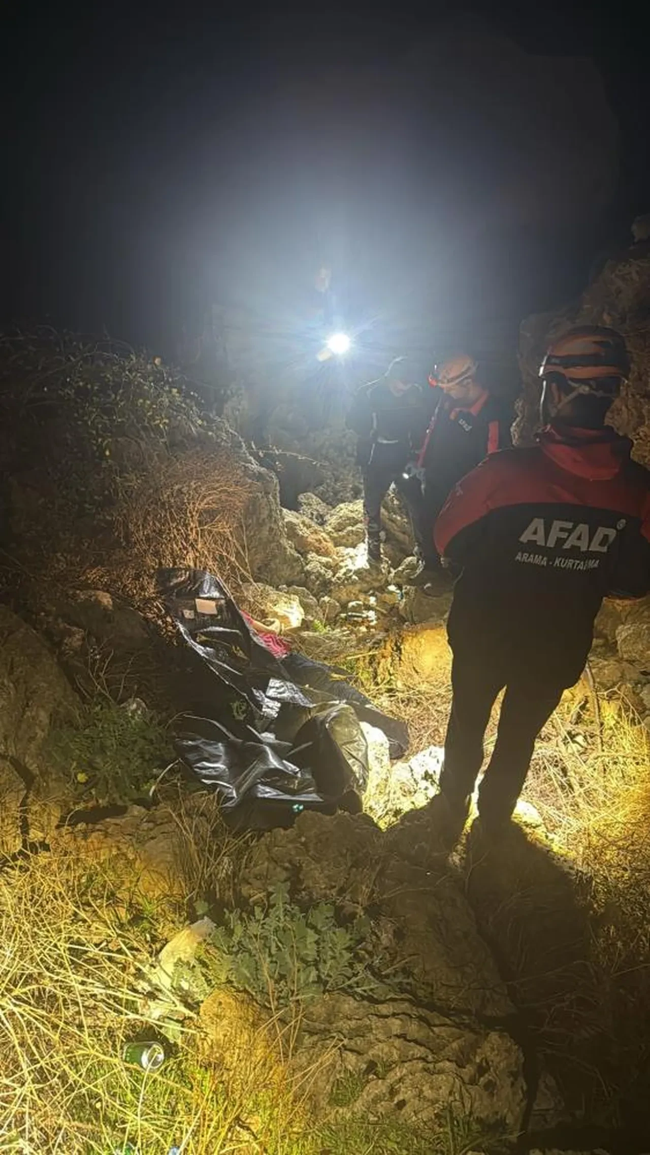 'Ailemin suçu yok' diyerek atladı! Çevredekiler film izler gibi izledi