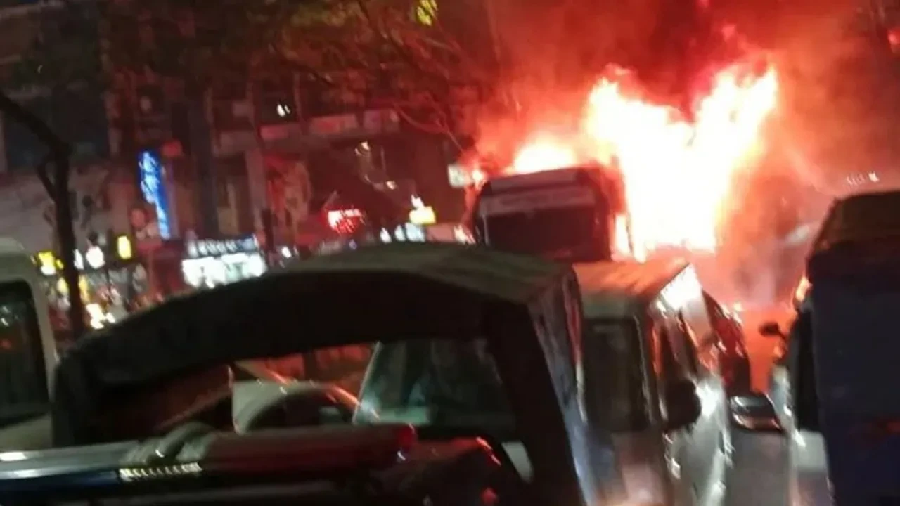 Bangladeş savaş alanına döndü! 11 ayrı patlama, 3 otobüs alevlere teslim