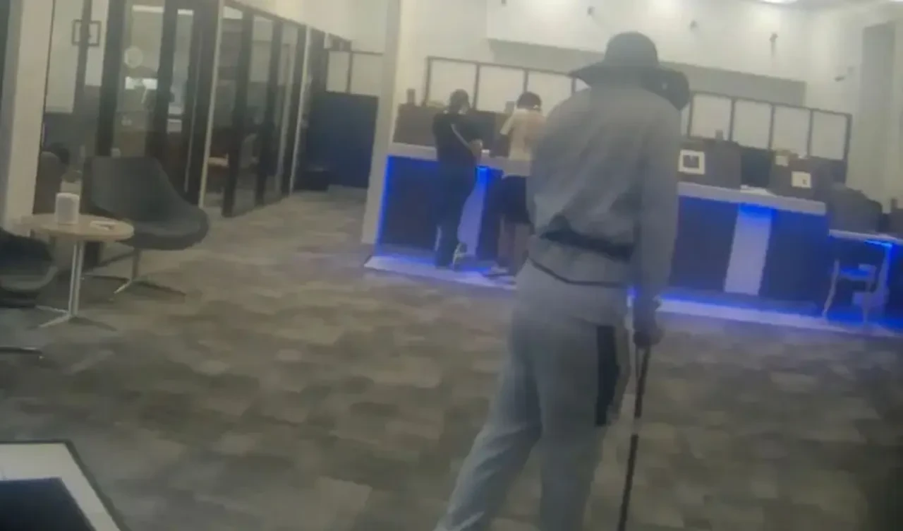 Bastonuna yaslana yaslana banka soydu! Görenler şoke oldu