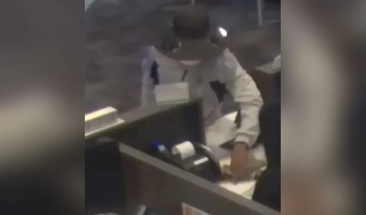 Bastonuna yaslana yaslana banka soydu! Görenler şoke oldu