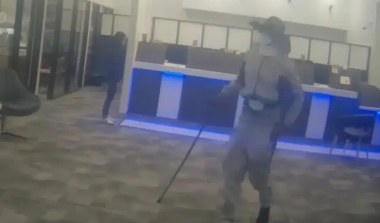 Bastonuna yaslana yaslana banka soydu! Görenler şoke oldu